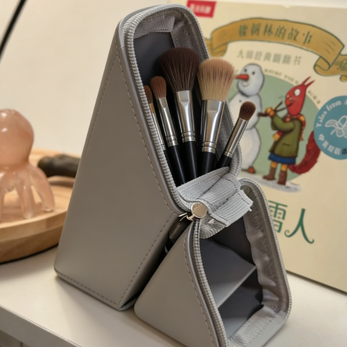 化妆刷收纳笔筒便携三角斜插拉链式防尘硅胶开学旅游化妆品整理盒