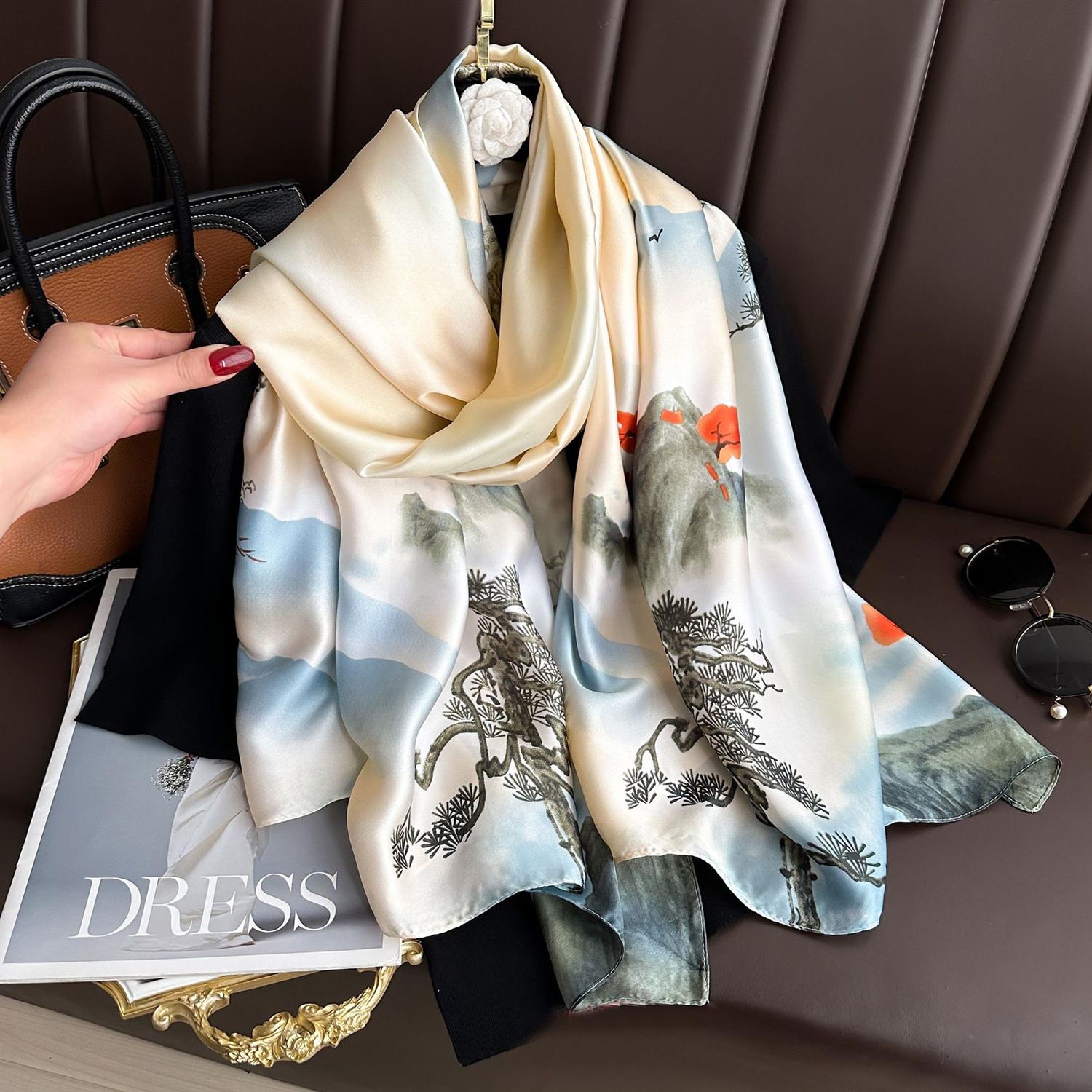 新款丝巾格子樱花印花丽锦锻披肩春秋女式仿真丝围巾轻奢时尚百搭