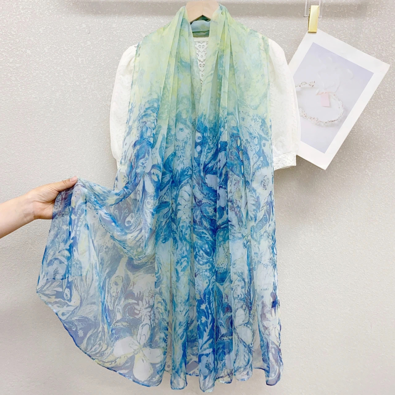 新款夏季度假披肩外搭优柔纱印花丝巾旅游纱巾穿搭围巾防晒沙滩巾