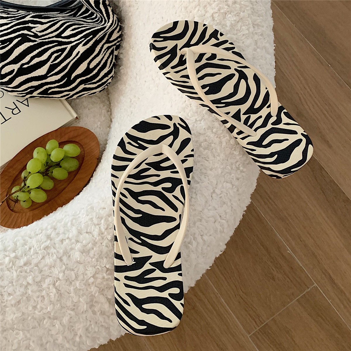 休闲夏季软底度假斑马沙滩人字拖