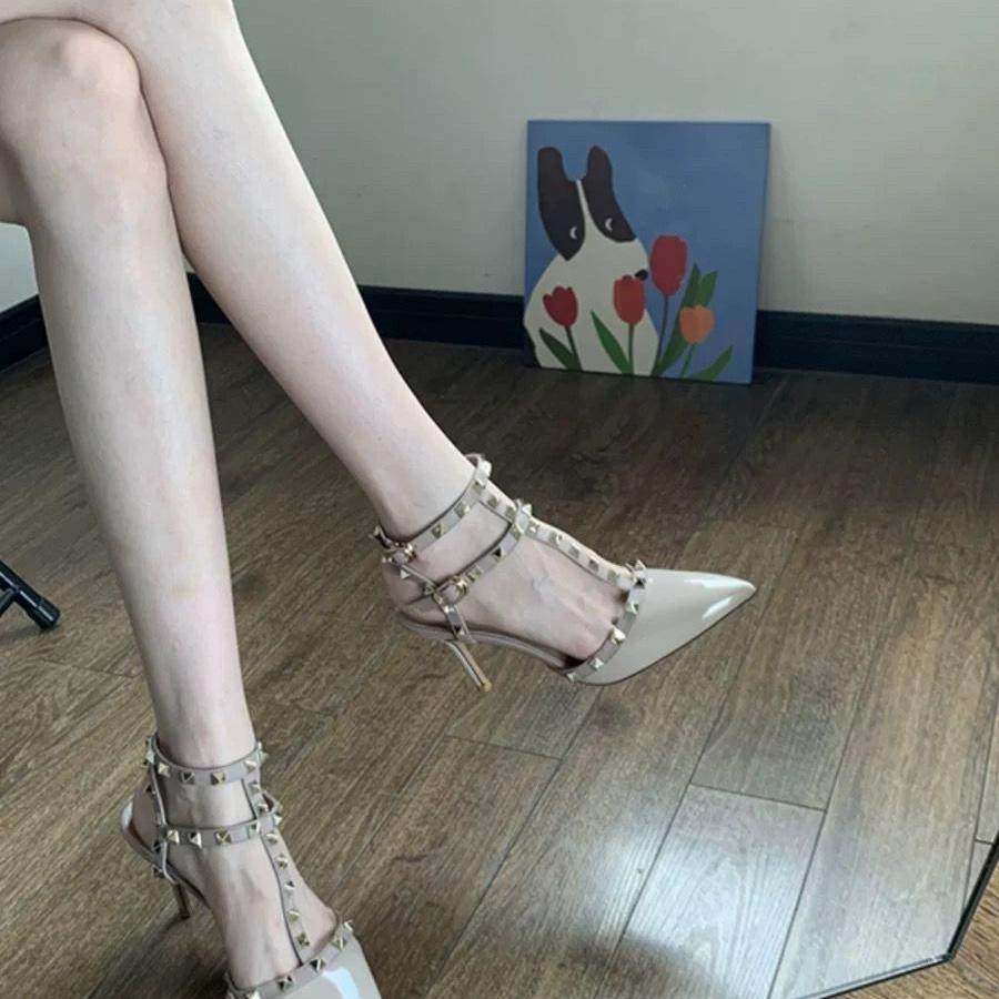 2024春夏新款尖头裸色铆钉高跟鞋女细跟黑色漆皮凉鞋大码柳丁单鞋