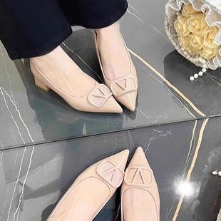2025春夏新款v扣软皮粗跟单鞋不累脚气质浅口百搭裸色尖头高跟鞋