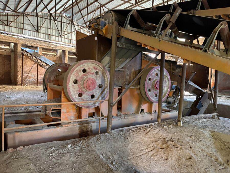 3月4日昆明安装在安宁市太平镇读书铺村委会水泥厂内的破碎机生产设备1套网络拍卖公告