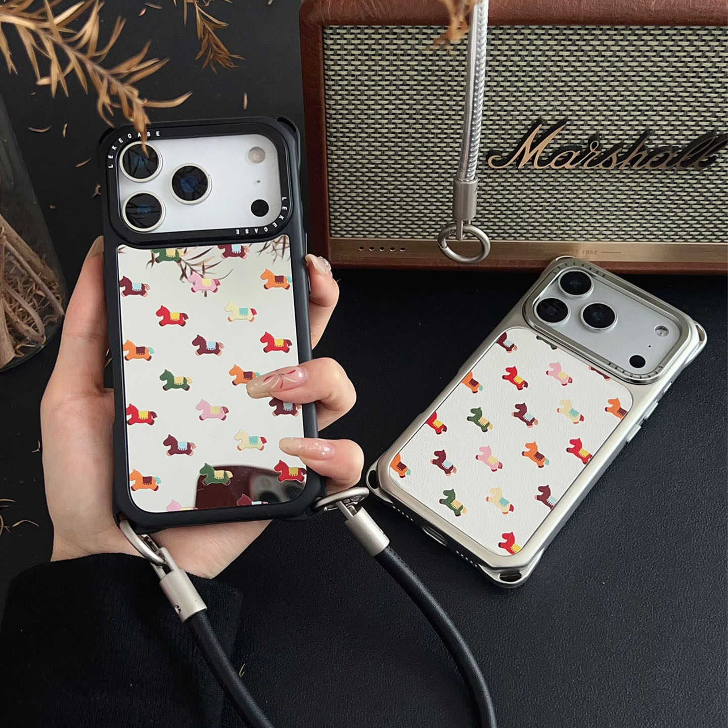 独特好看彩色小马~适用苹果13手机壳带挂绳16手腕iphone17promax四角防摔p80懒人15手提小米14情侣12镜面17