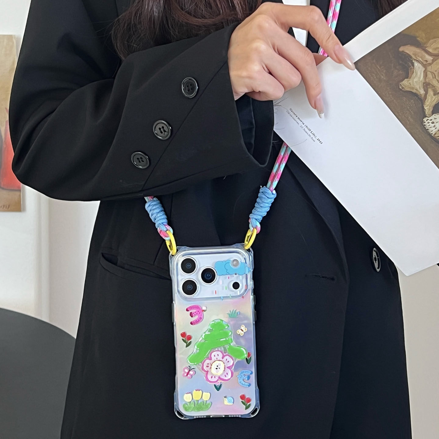 韩系贩卖春天~适用苹果17pro手机壳带挂绳15斜挎可背iphone16promax四角防摔小米13花朵旋转支架14手腕12手提