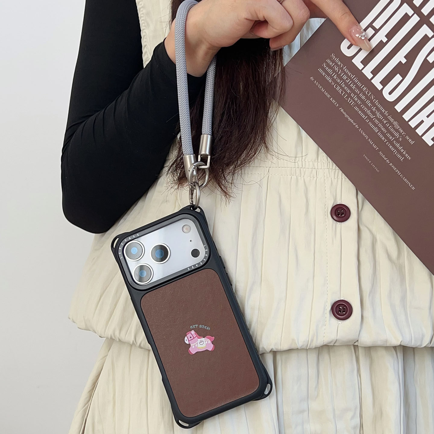 可爱马上有钱~适用苹果17promax手机壳带挂绳16手腕iphone15四角防摔小米14小羊皮13懒人p80手提手腕12韩系17