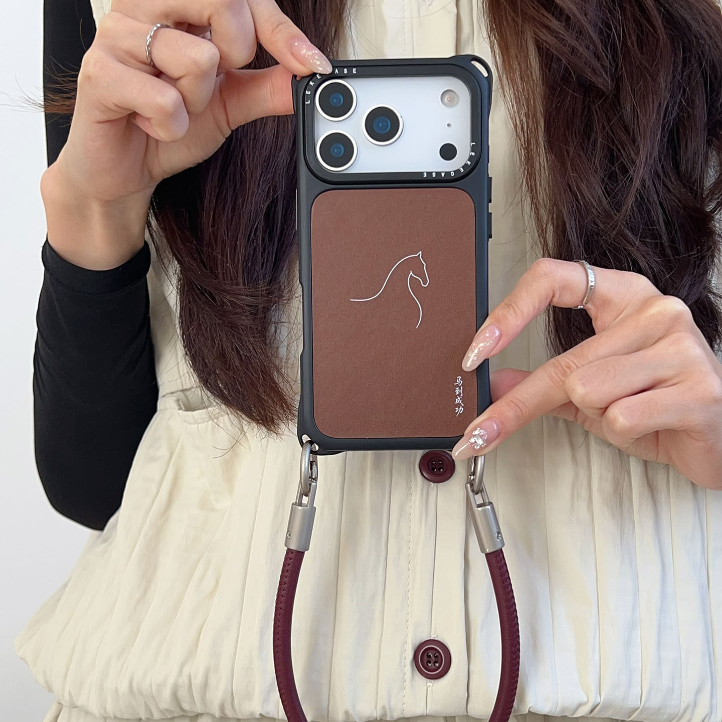 新款线条小马~适用苹果17pro手机壳带挂绳16斜挎可背苹果15promax四角防摔p80手腕14手提小米13懒人12马年17
