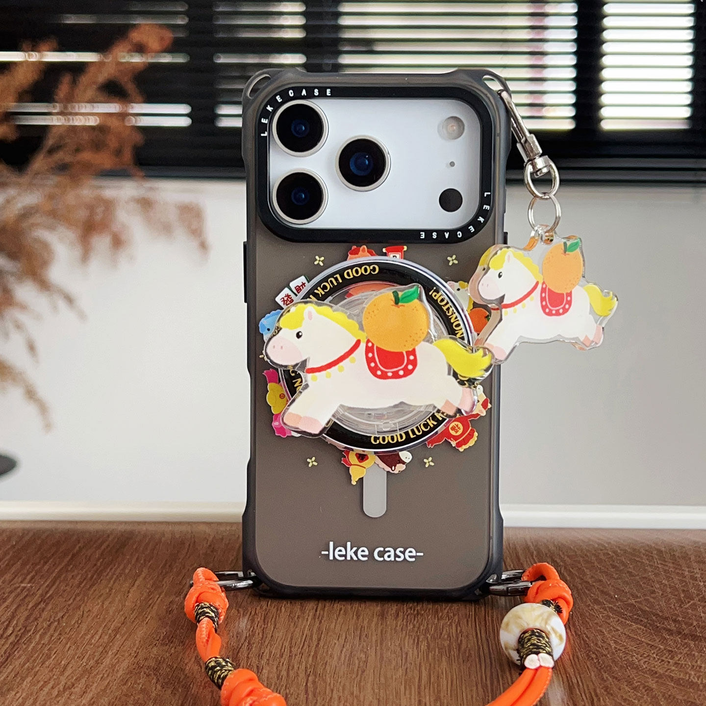 新年吉祥小马~适用苹果17手机壳带挂绳15斜挎可背iphone16promax四角防摔小米13磁吸支架12手提14挂件p80马年