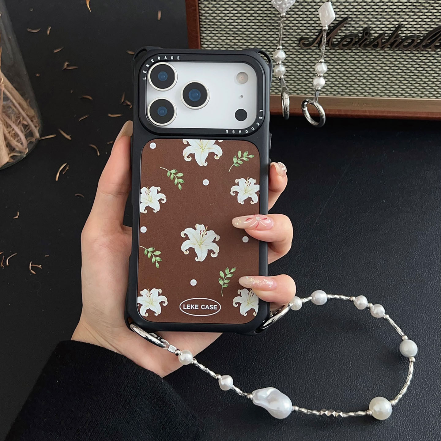 小香风珍珠百合~适用苹果17promax手机壳带挂绳16斜挎可背iphone15四角防摔13皮质14懒人p80手提12手腕小米17