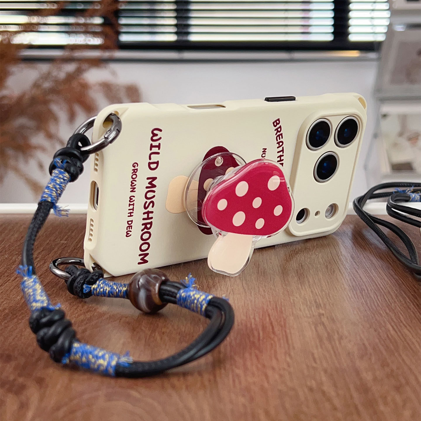 可爱波点小蘑菇~适用苹果16手机壳带挂绳15斜挎可背iphone17promax四角防摔p80支架14手腕小米13懒人12硅胶11