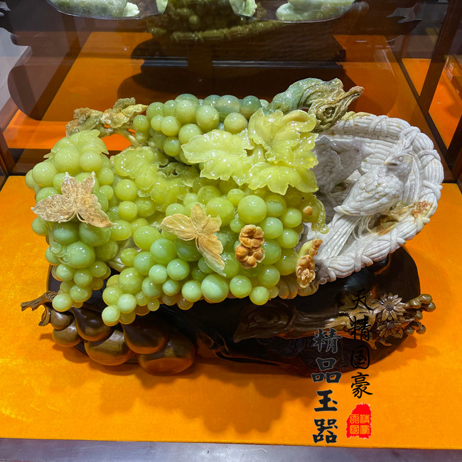 天精国豪天然岫玉葡萄摆件