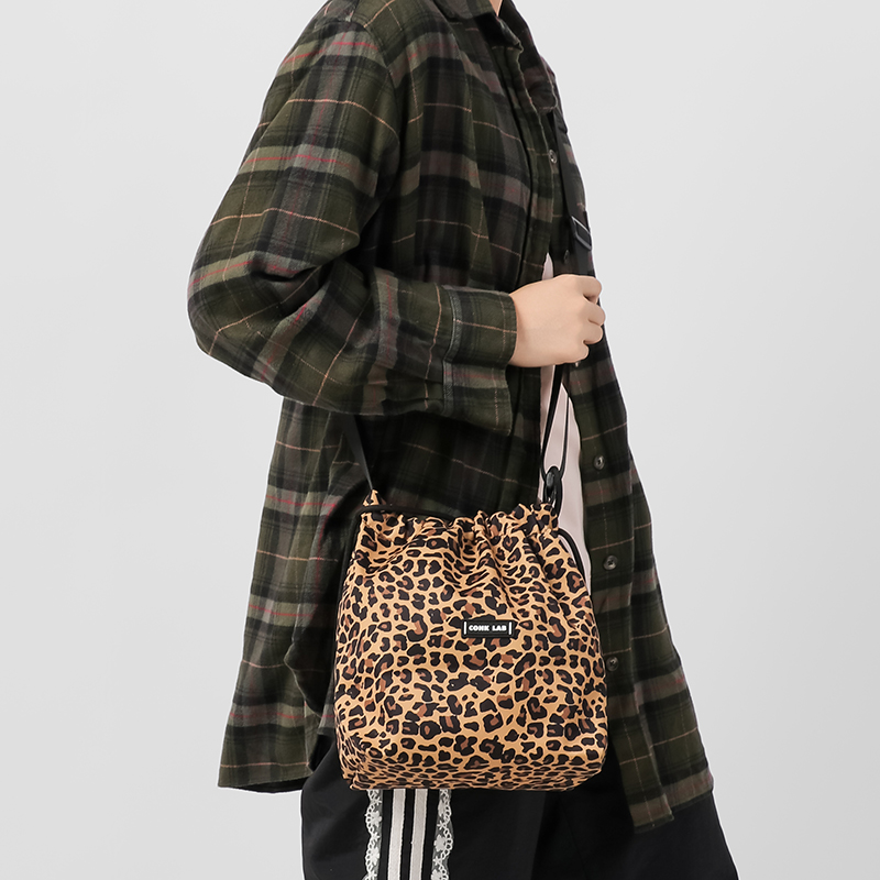 秋冬季高级感小众设计斜挎包包女2025新款水桶包包时尚豹纹单肩包