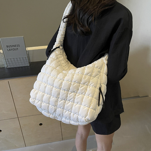 轻便大容量云朵泡芙包女菱格褶皱单肩斜挎包高级感2025新款棉服包