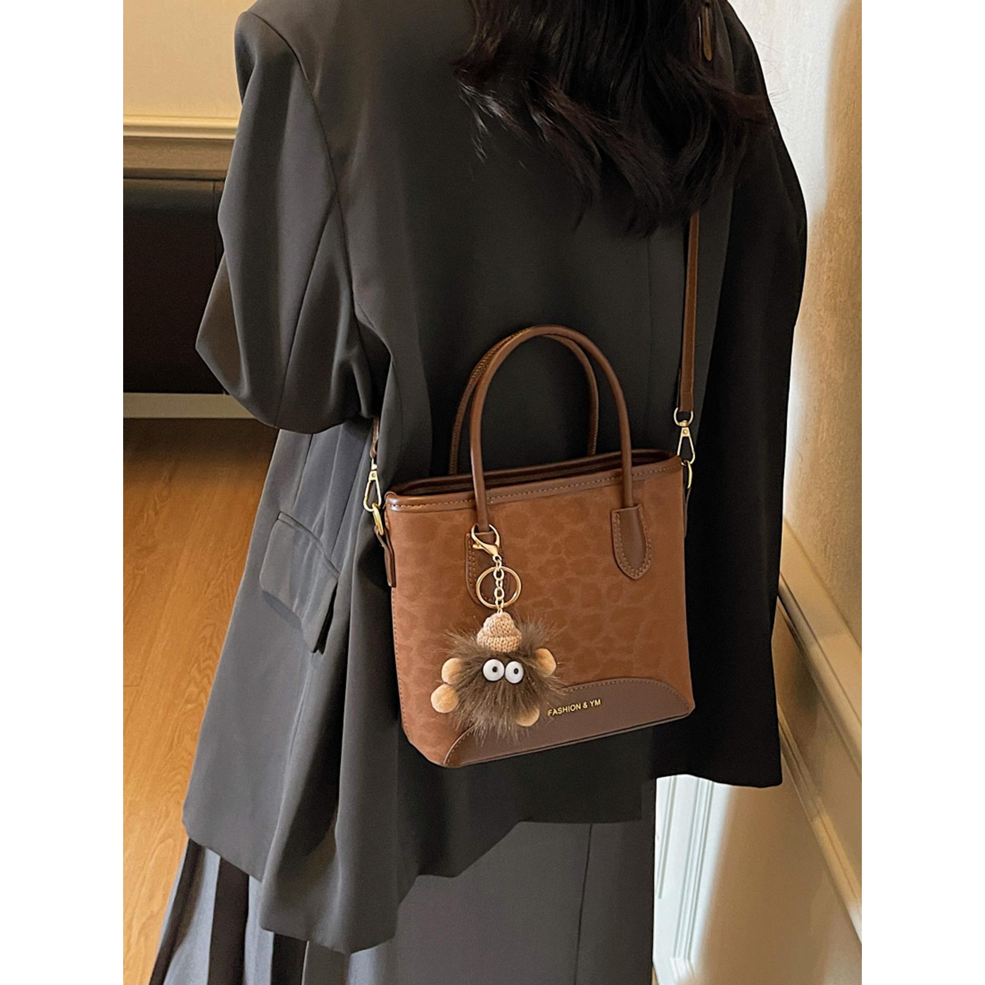 今年流行爆款小包包女秋冬百搭2025新款覆古豹纹斜挎包手提水桶包