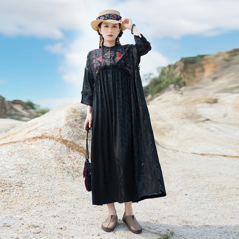 宽松缎面刺绣花长袍连衣裙