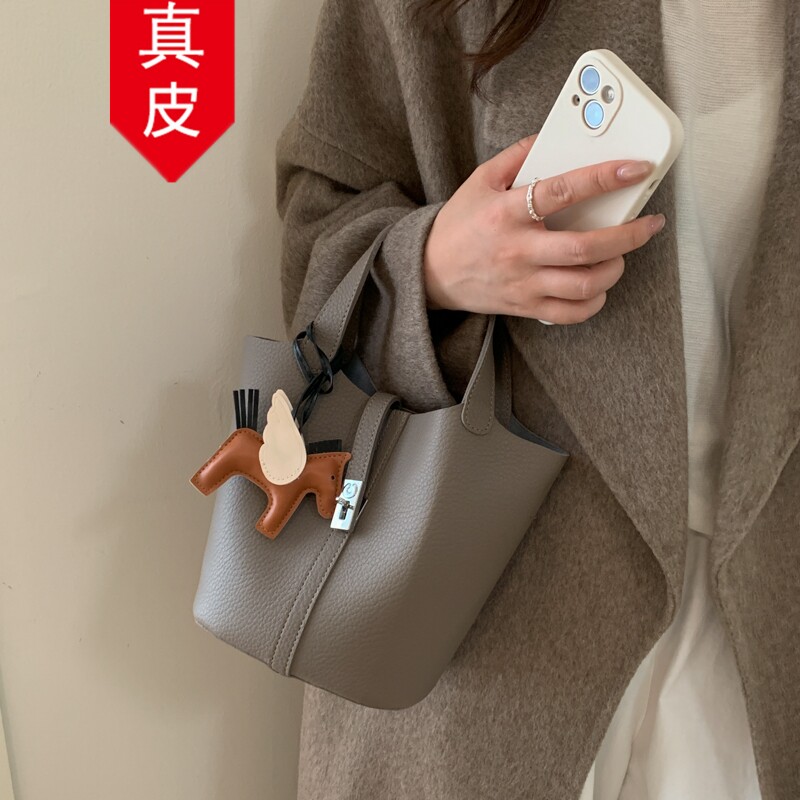 香港品牌小众设计真皮包包女2026新款百搭斜挎包手提菜篮子水桶包