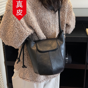 香港品牌真皮轻奢小众包包女士2026新款斜挎包高级质感复古水桶包