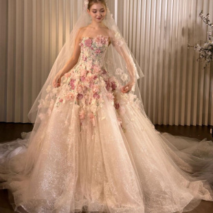 2024上海时装周白色公主风甜美花朵抹胸拖尾新娘浪漫婚纱礼服裙