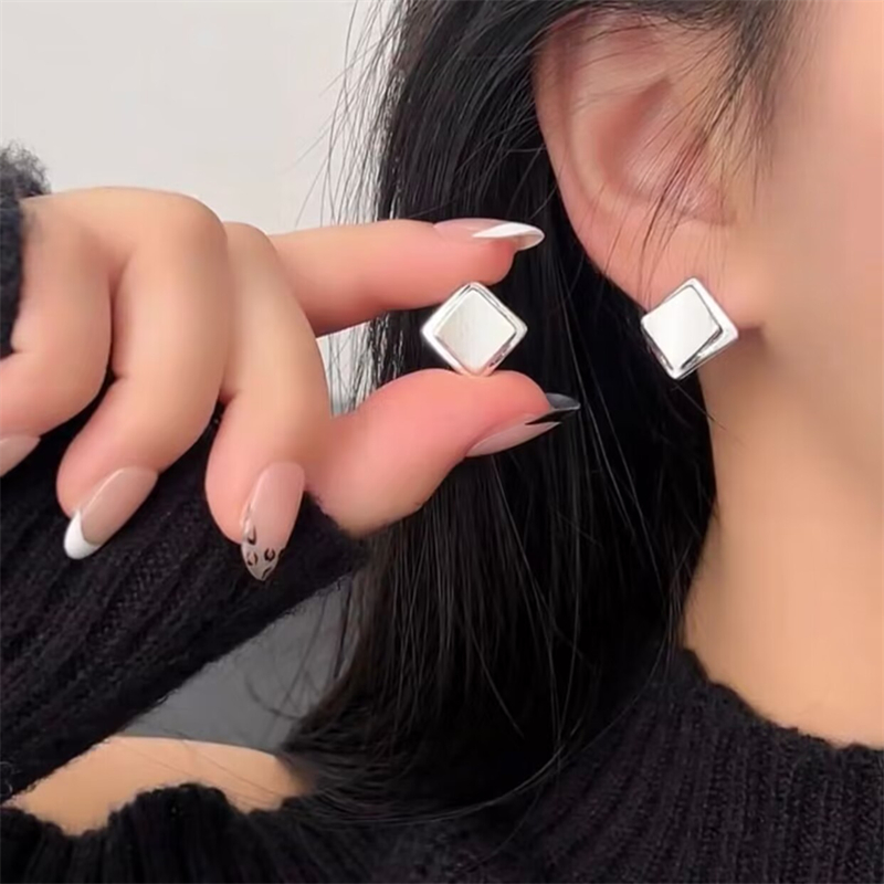 S925银针金属拉丝菱形耳钉