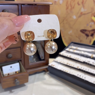 一款两戴锆石方糖珍珠耳环女时尚气质耳饰高级感百搭耳钉2025新款