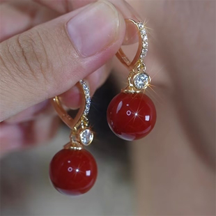 红色珠子耳扣2025新款爆款秋冬高级感适合过年戴的耳环女新年耳饰