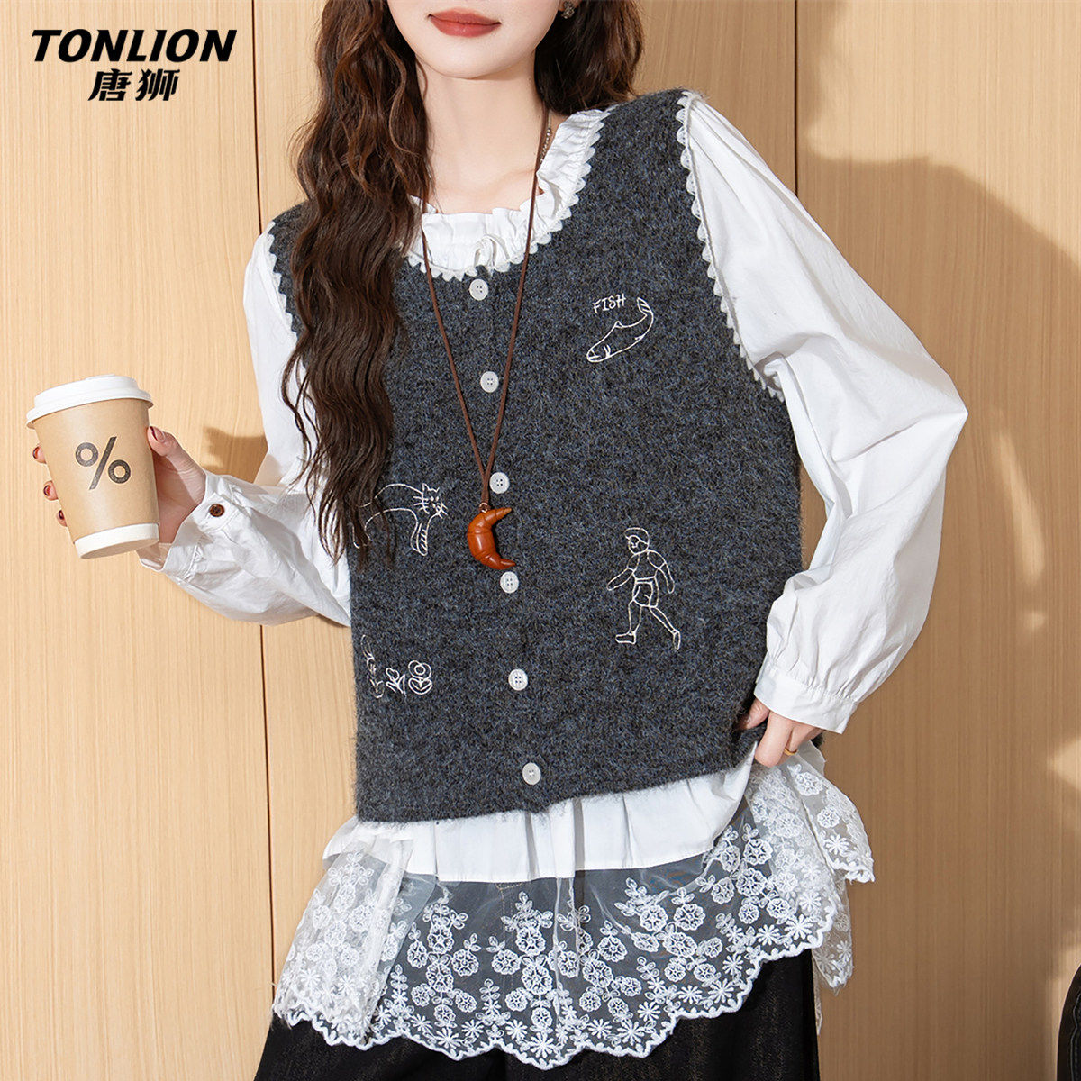 唐狮趣味绣花图案精致边设马甲女款2026春装新款针织开衫时尚品牌