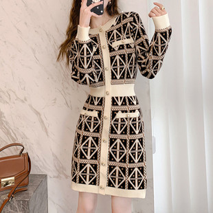 唐狮2026秋冬季毛衣女小香风菱格图案显瘦连衣裙慵懒风高级感