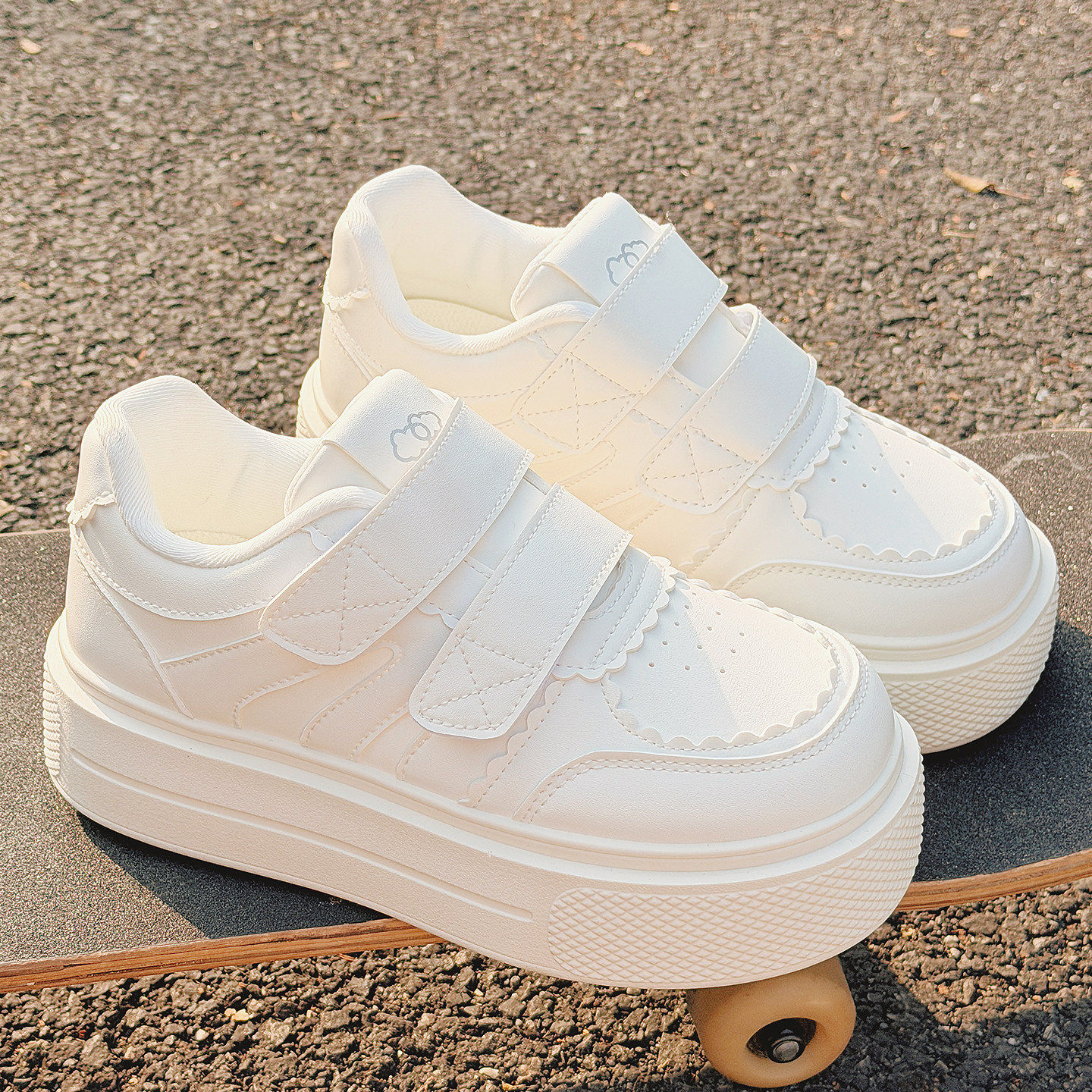 厚底魔术贴小白鞋女配裙子的鞋子2026新款百搭休闲增高板鞋面包鞋