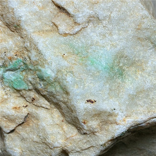 翡翠原石玉石毛料木那敞口翻砂细腻阳绿色带表现种水爆开牌子挂件