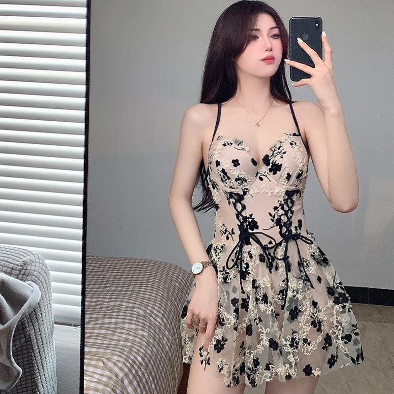 连体泳衣女2025新款甜美辣妹风吊带连衣裙遮肚显瘦御姐气质泳装