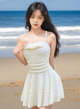 新款泳衣女款连体吊带纯色甜美修身显瘦性感纯欲风度假泡温泉泳衣