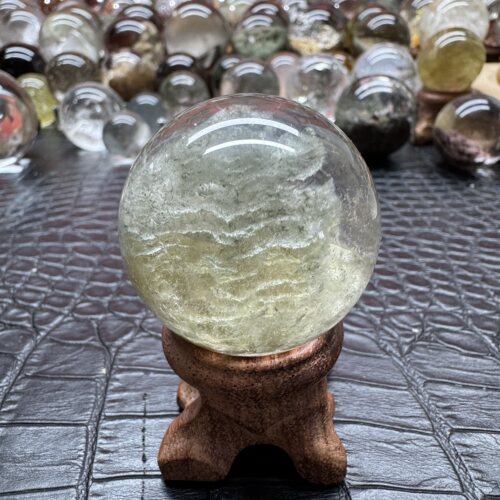 天然绿幽灵千层山水晶球摆件直径35.4毫米莫奈花园幽灵山