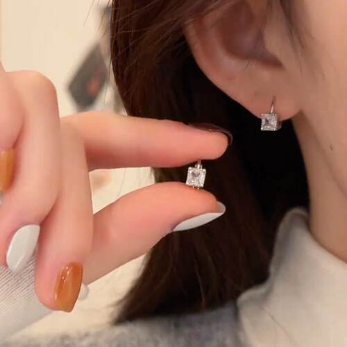 韩式简约小巧方糖耳环