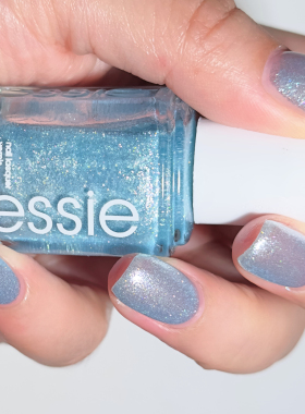 美国essie指甲油2025春季 璀璨亮闪浅蓝 1838 temperature check