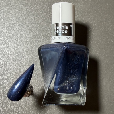 essie微光疗395 ICE ICE NAVY 深邃的藏蓝色/海军蓝金属珠光细闪