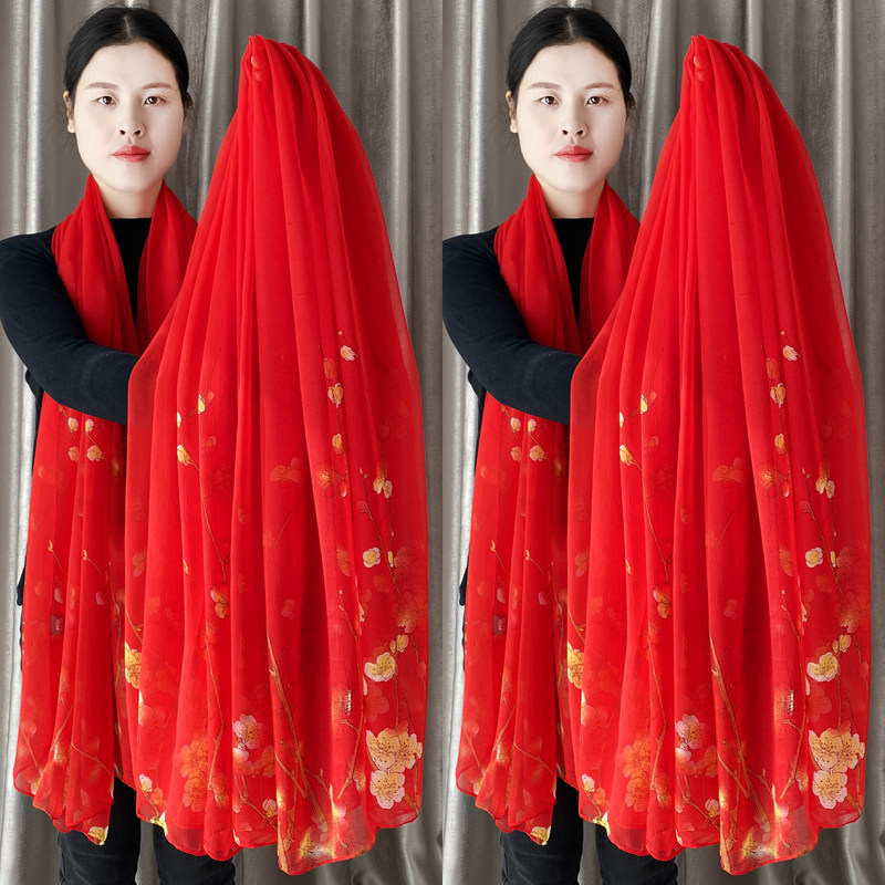 中国红杭州丝巾女秋冬季保暖大红色围巾新款百搭鳄鱼皱纱巾长披肩