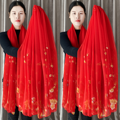 中国红杭州丝巾女秋冬季保暖大红色围巾新款百搭鳄鱼皱纱巾长披肩