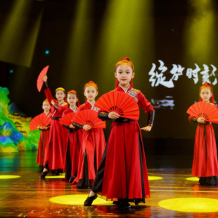 儿童天地龙鳞雪龙吟开场舞服装象王行九州同古装扇子少年志表演服