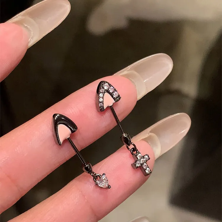 暗黑风猫耳耳轮钉十字架爱心吊坠恶魔钉小众设计感女钛钢高位耳饰