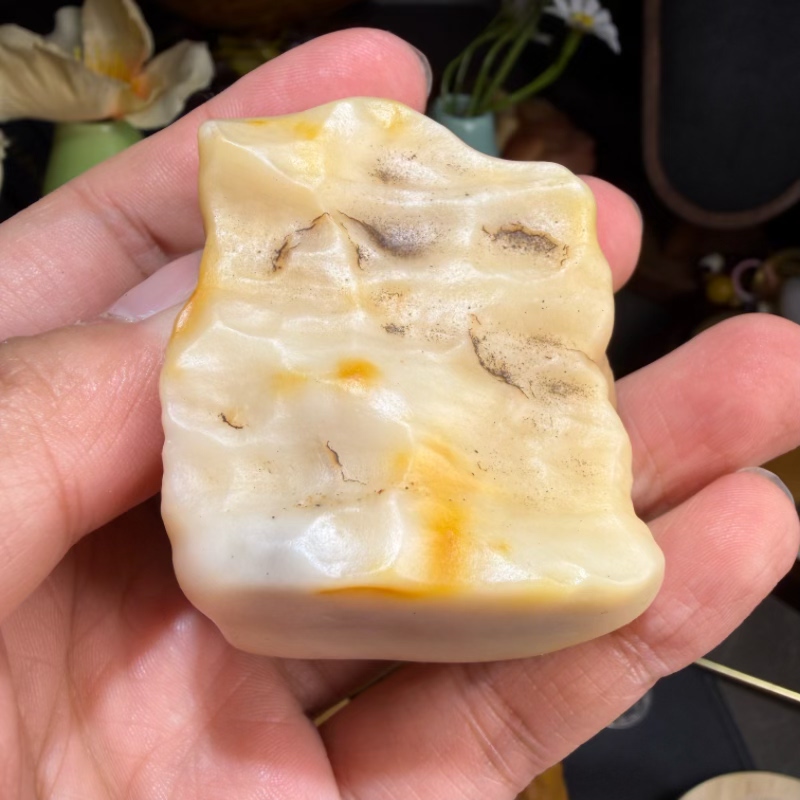 天然地表籽料油坨子冻光螺旋纹沙漠漆原石把玩件重133克戈壁奇石