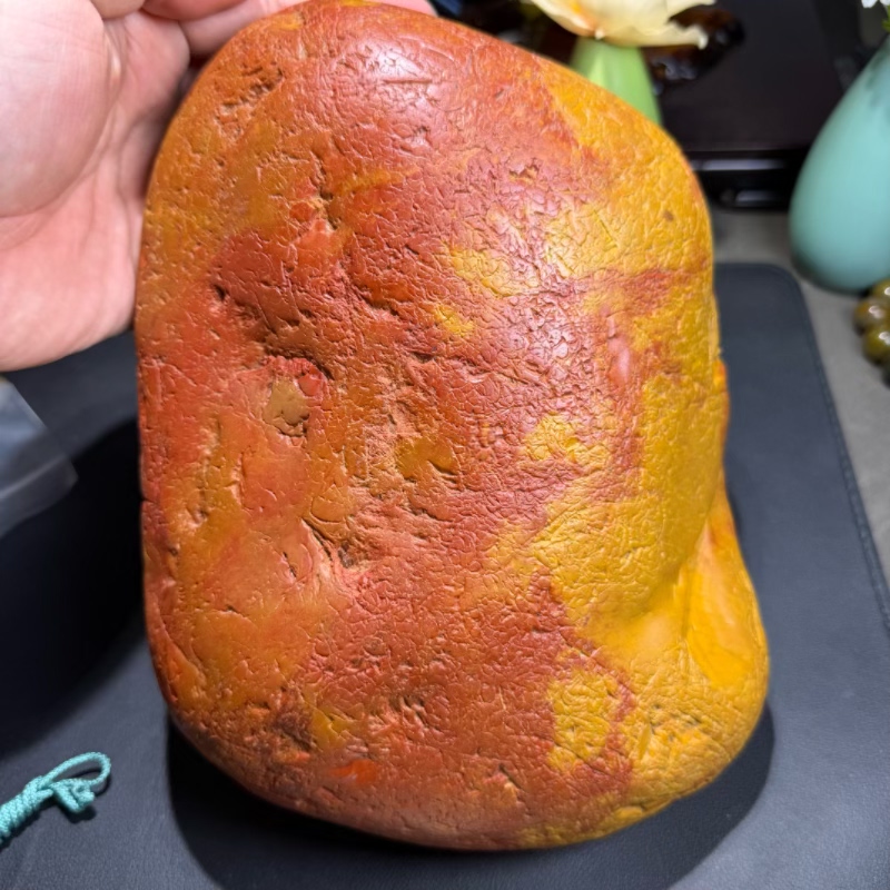 新疆地表籽料俏色红黄泥石玉质地满指甲纹沙漠漆原石摆件重4956克