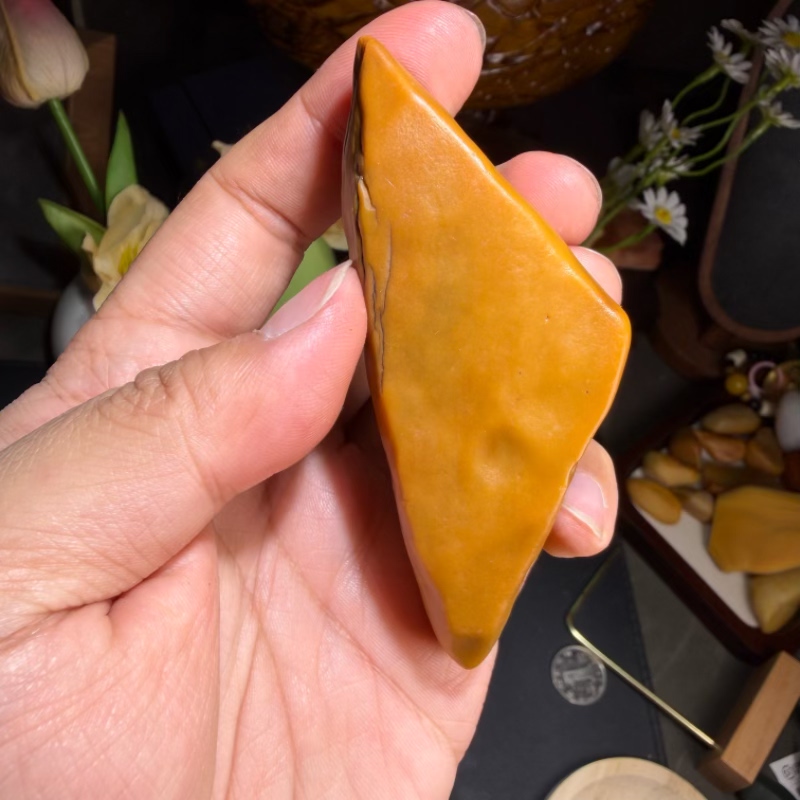 天然地表籽料鸡油黄冻光沙漠漆原石把玩件重115克戈壁奇石精品料