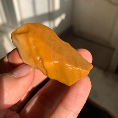 天然鸡油黄冻光满纹沙漠漆原石把玩件重33.7克雕刻出精品戈壁奇石