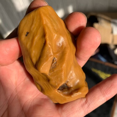 天然鸡油黄螺旋纹沙漠漆原石把玩件重106.3克雕刻出精品戈壁奇石