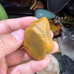 新疆北屯杜热螺旋纹油坨子沙漠漆原石把玩件重60克天然奇石雕刻料