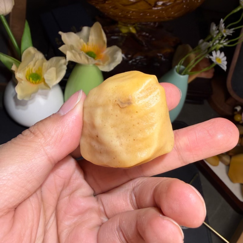 新疆地表籽料油坨子冻光沙漠漆原石把玩件重84克戈壁奇石天然石料