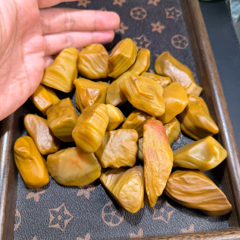 新疆地表籽料油坨子螺旋纹冻光沙漠漆原石把玩件重1000克戈壁奇石