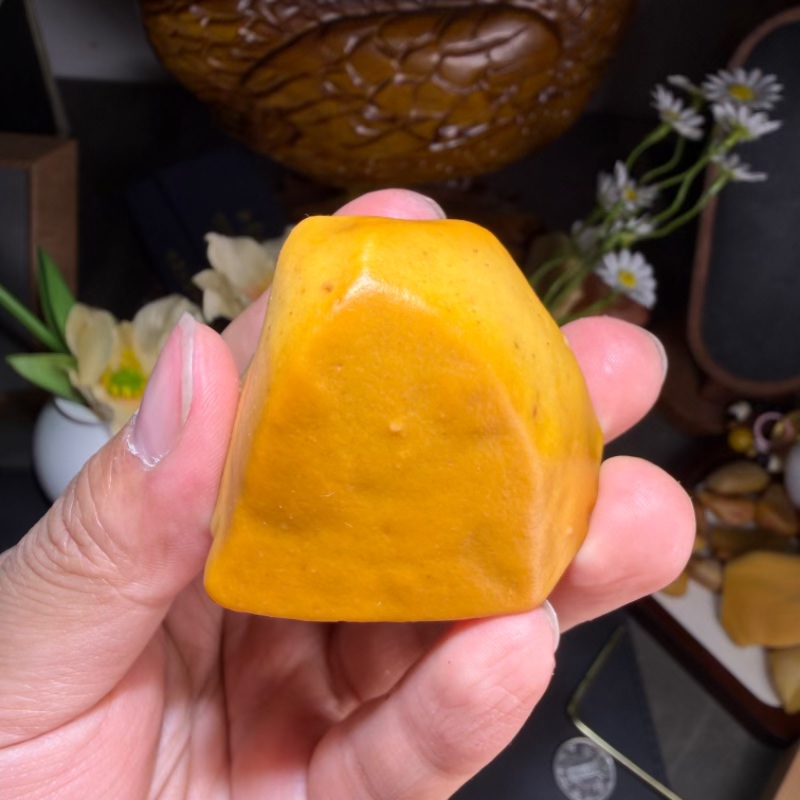 天然地表籽料鸡油黄油坨子沙漠漆原石把玩件重104克雕刻出精品料