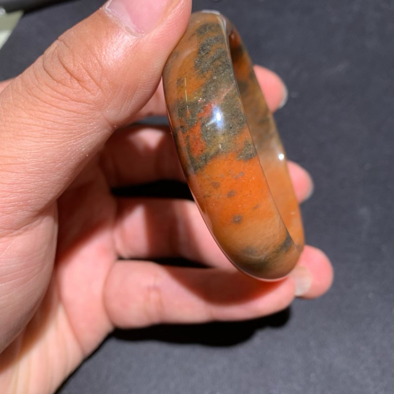 新疆乌尔禾金丝玉红黑花彩玉冻光手镯54口肉质细腻含金沙地表籽料