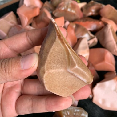 新疆哈密地表籽料天然黑皮包浆红蛋白原石把玩件重88.6克戈壁奇石